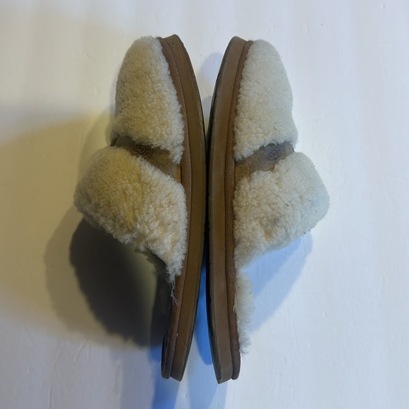 UGG Dalla slippers slip on in cream and tan colors can be unisex with flaws - Picture 3 of 10